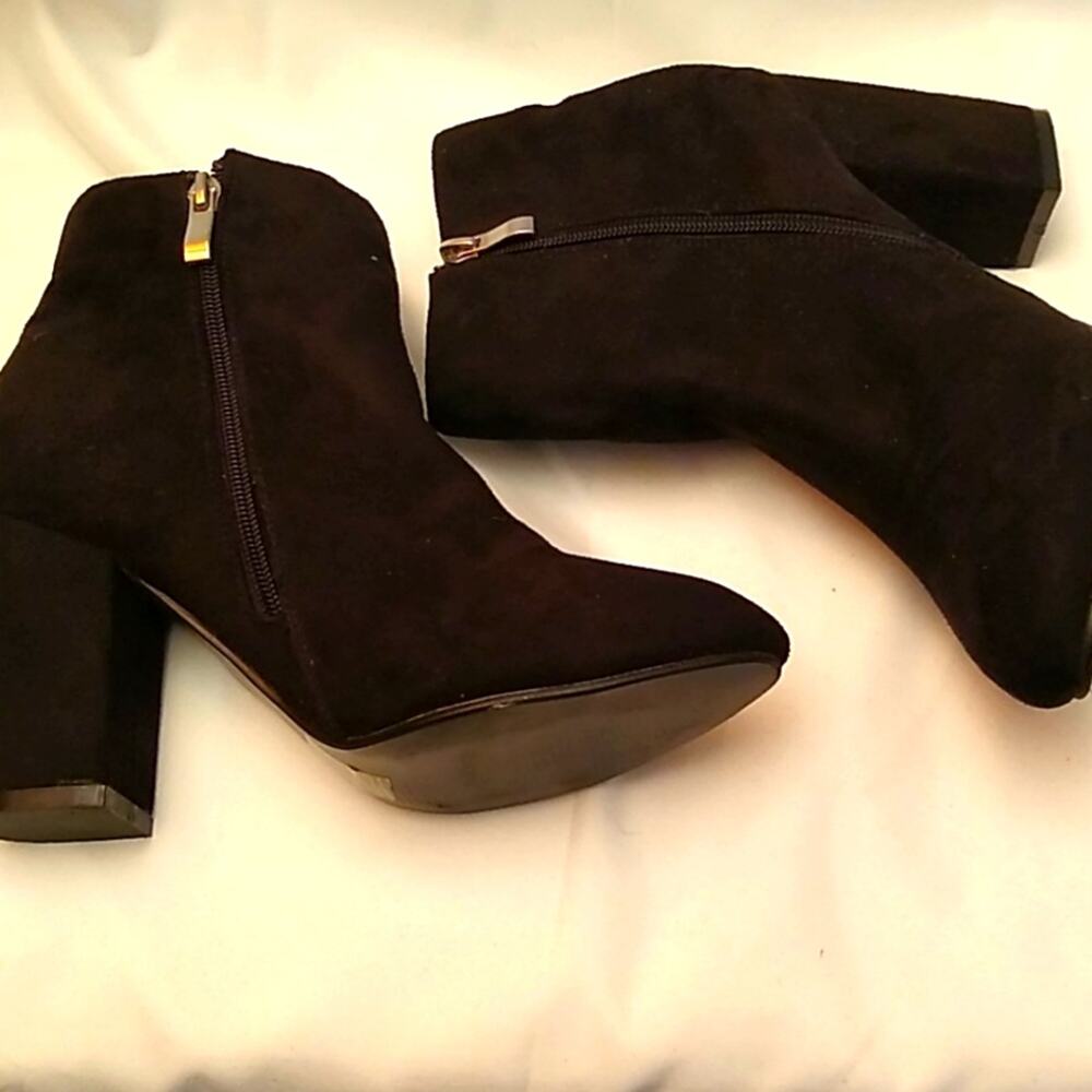 Women's Essex Glam black suede ankle boot. Size 5